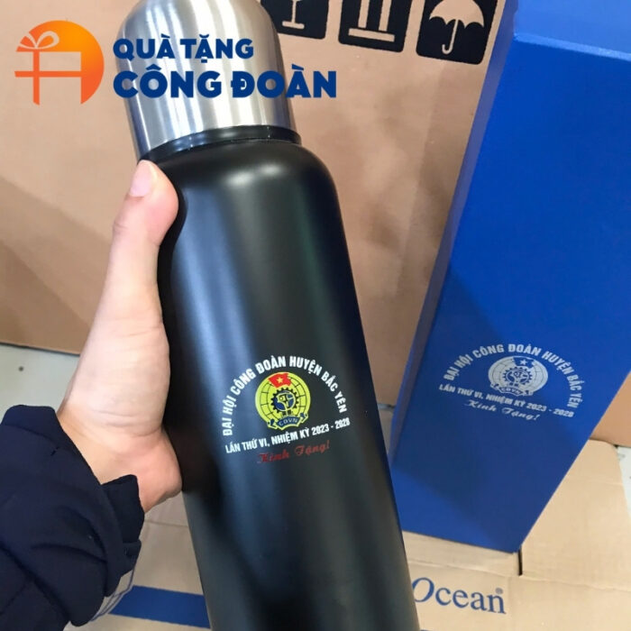 Cận cảnh logo in lưới rõ nét trên thân bình