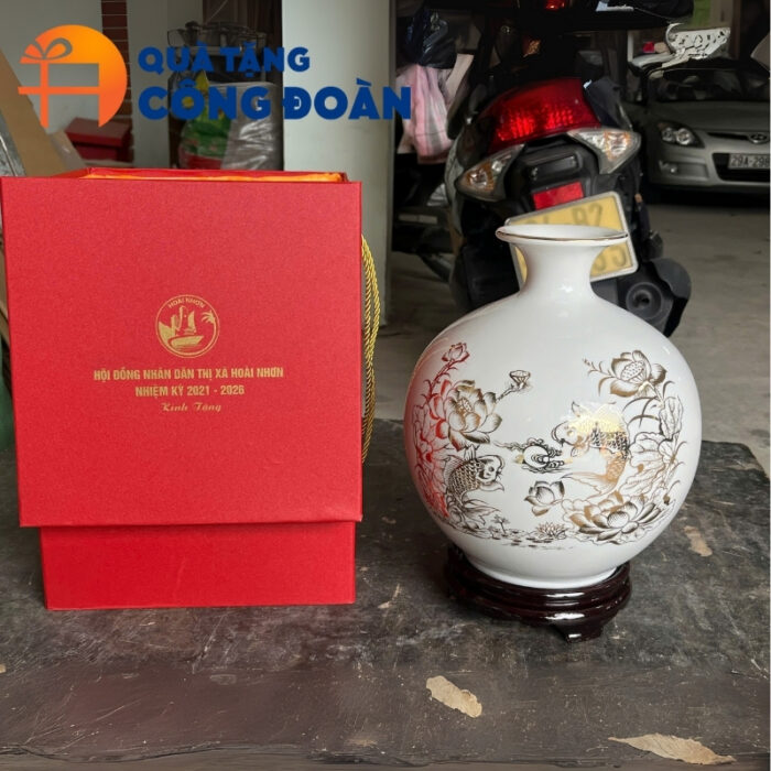 Bình hút lộc họa tiết hoa sen cá chép in logo quà tặng công đoàn BHL-06 - Hình ảnh 4