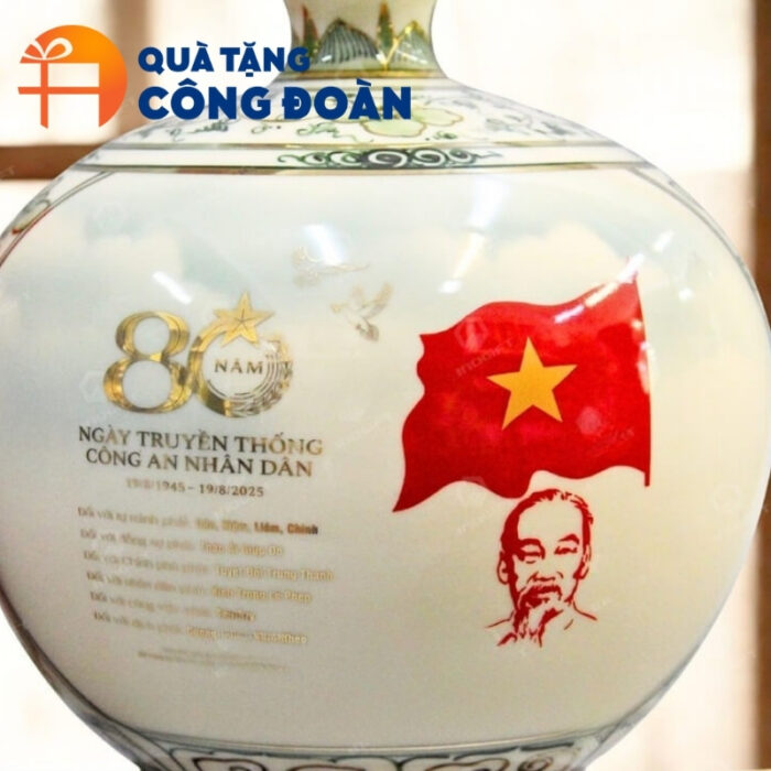 Cận cảnh logo và thông điệp in decal rõ nét trên mặt bình