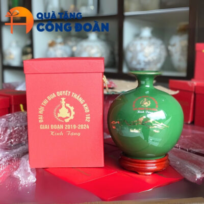 Hình hút lộc men xanh in logo đi kèm hộp đựng quà cao cấp
