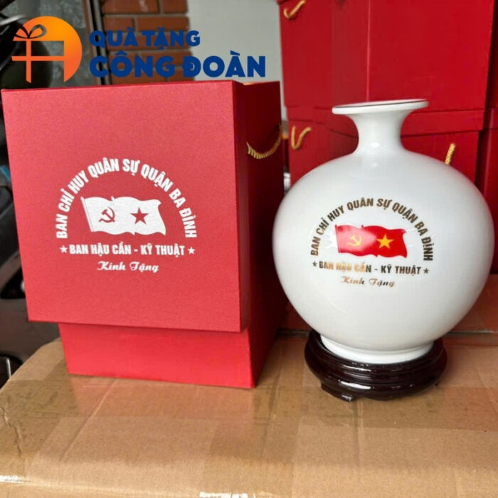 Logo hoặc thông điệp được in nổi bật trên bề mặt bình
