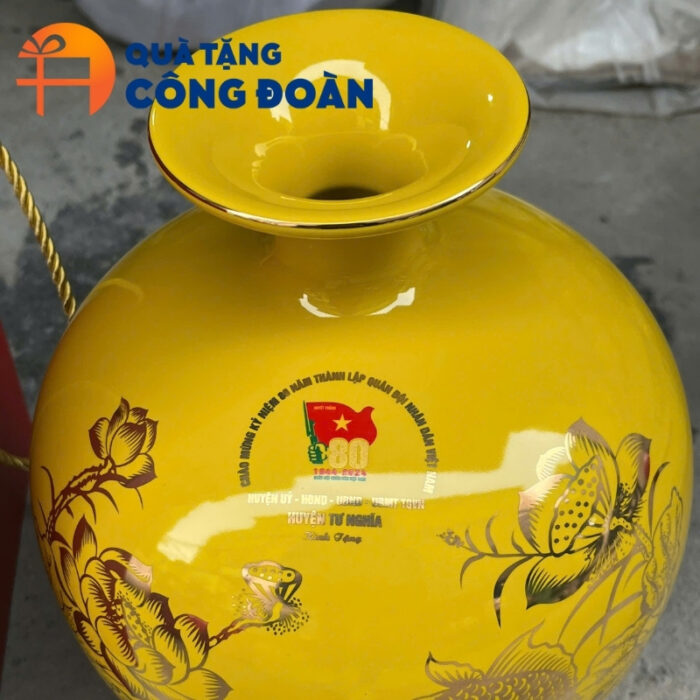 Hình ảnh rõ nét logo in decal nổi bật trên bình hút lộc