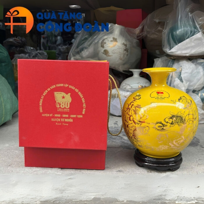 Cận cảnh hoa tiết hoa sen cá chép vẽ vàng kim trên thân bình