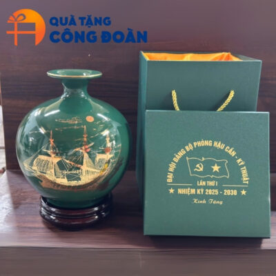 Cận cảnh họa tiết thuận buồm xuôi gió vẽ tay tinh xảo trên bình