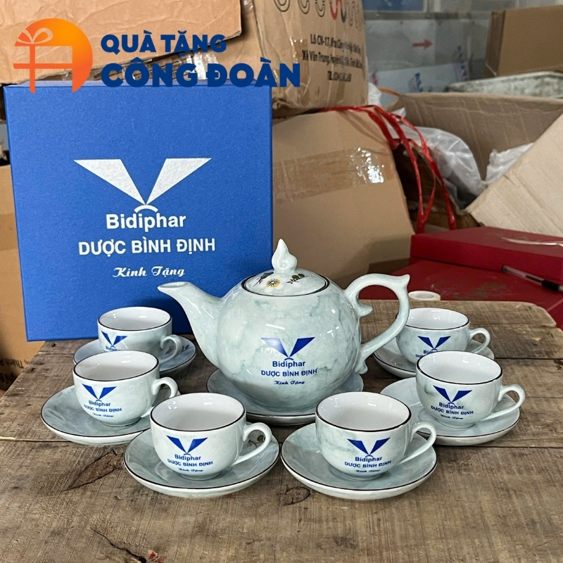 Qùa tặng Công đoàn hỗ trợ in logo đơn vị trên bộ ấm chén