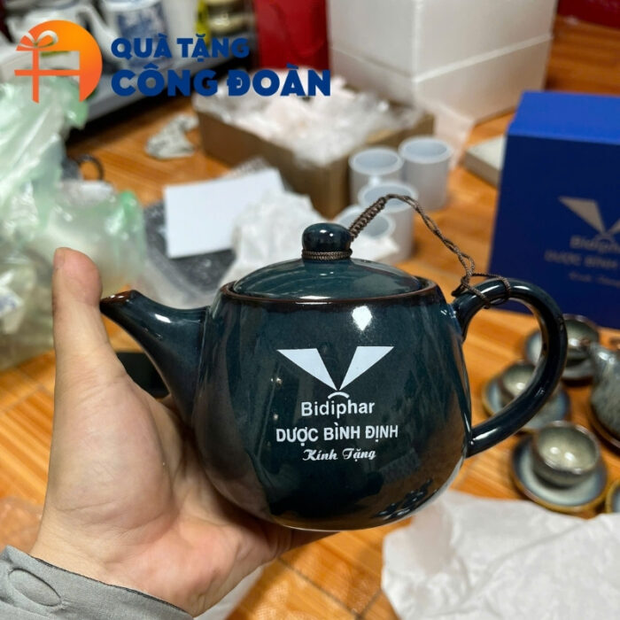 Logo doanh nghiệp được in decal rõ nét trên bình trà