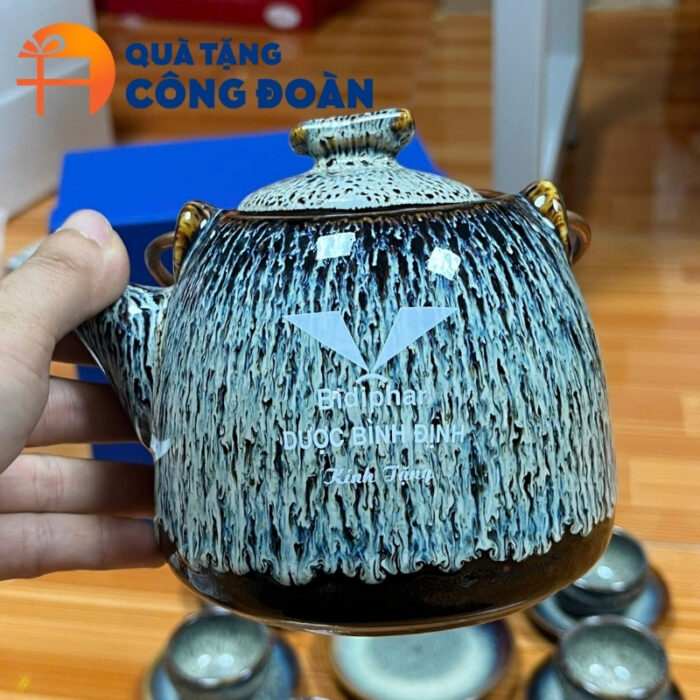 Hình ảnh logo in rõ nét trên thân bình trà