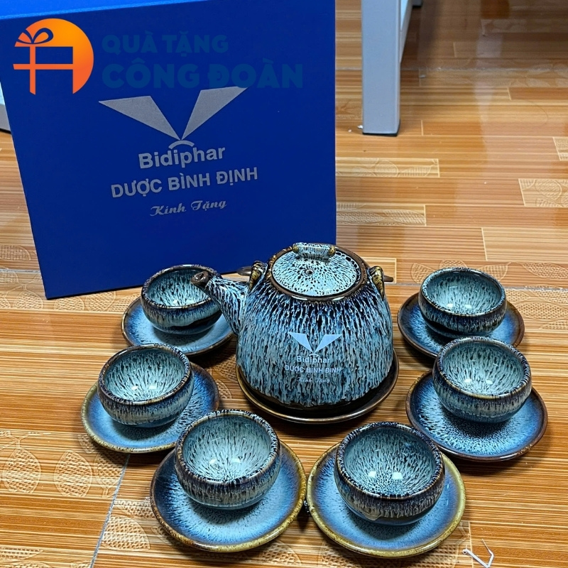 Cận cảnh bộ ấm chén men hỏa biến và hộp quà lót lụa sang trọng