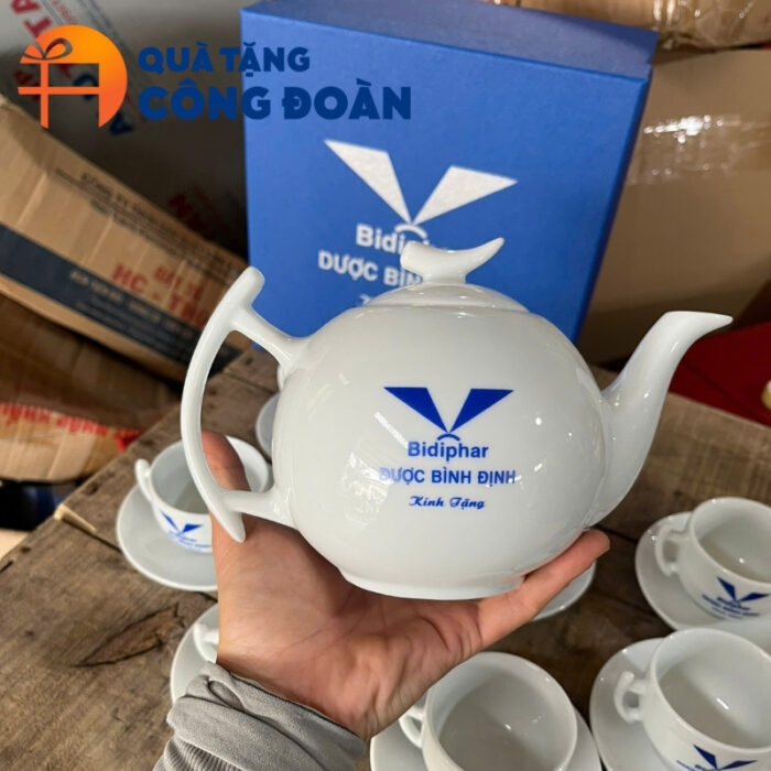 Bộ ấm chén sứ trắng dáng bưởi cành in logo quà tặng công đoàn AC-06 - Hình ảnh 3