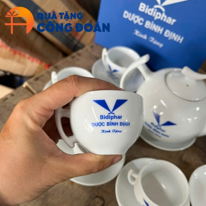 Bộ ấm chén sứ trắng dáng bưởi cành in logo quà tặng công đoàn AC-06 - Hình ảnh 2