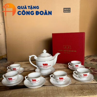Bộ ấm chén sư trắng đi kèm hộp xi lót lụa đỏ sang trọng
