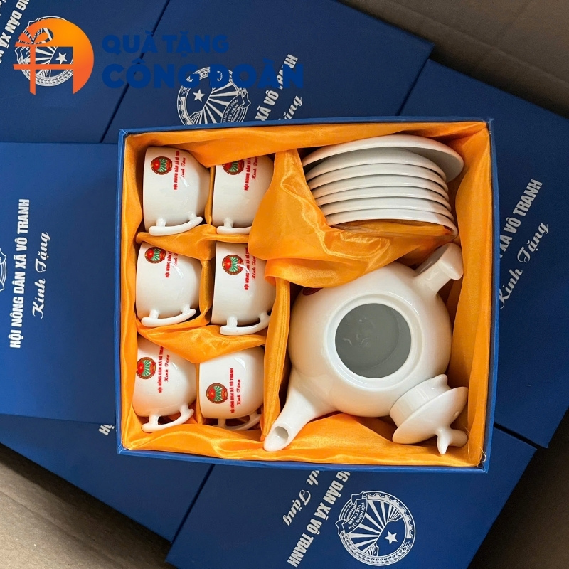 Bộ ấm chén in logo được đựng trong hôp quà lót lụa sang trọng