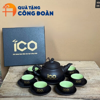 Logo, thông điệp được in sắc nét trên bộ ấm chén và hộp quà