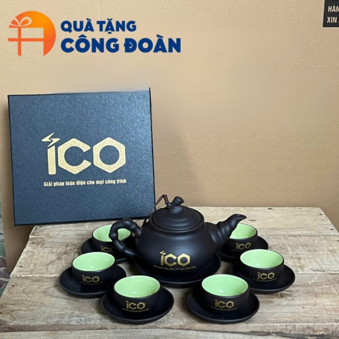 Logo, thông điệp được in sắc nét trên bộ ấm chén và hộp quà