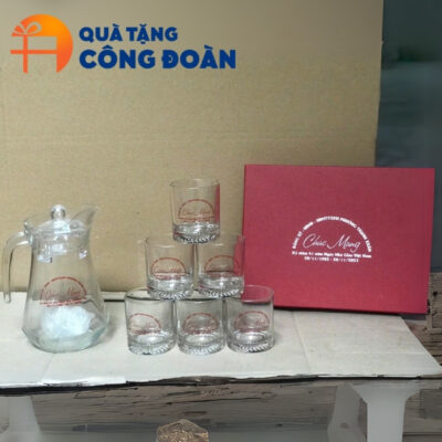 Bộ sản phẩm gồm 1 bình và 6 cốc in logo