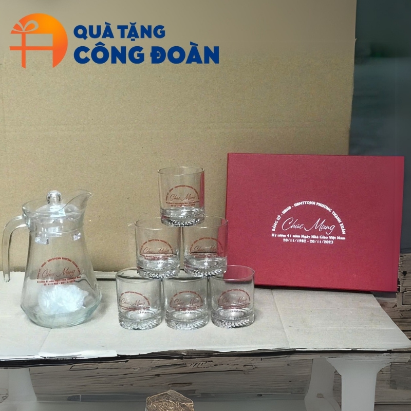 Bộ sản phẩm gồm 1 bình và 6 cốc in logo