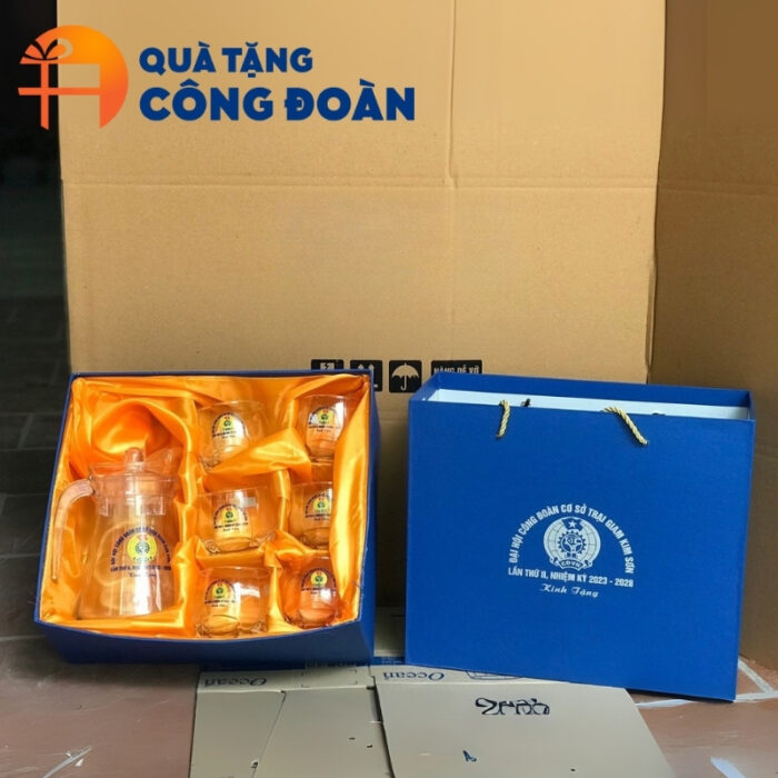 Bộ bình cốc thủy tinh được đặt trong hộp quà lót lụa cao cấp