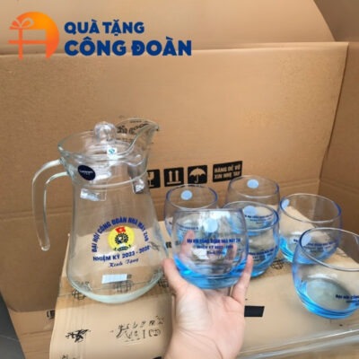 Cận cảnh logo in decal rõ nét trên bộ sản phẩm