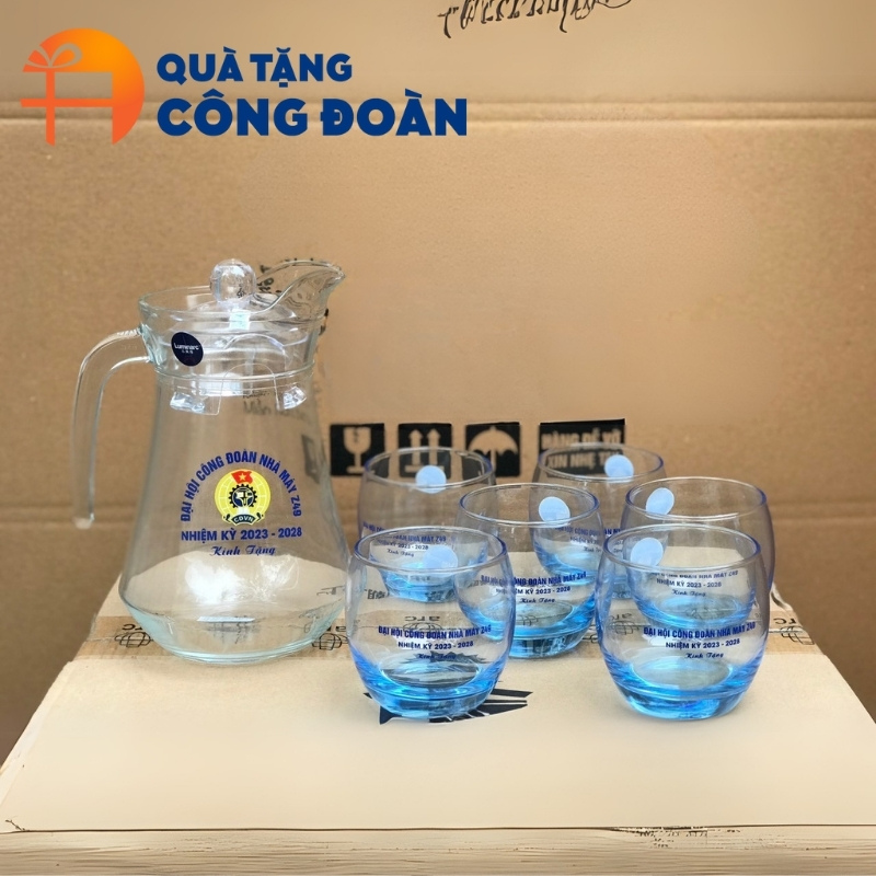 Sản phẩm gồm 1 bình và 6 cốc in logo