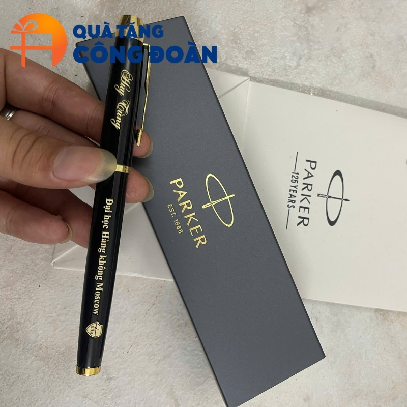 Logo thương hiệu in nổi bật trên bút ký