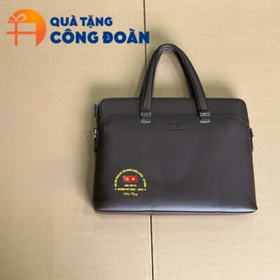 Cận cảnh chất liệu và logo in nổi bật trên bề mặt cặp da