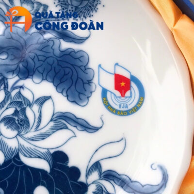 Cận cảnh logo in decal rõ nét trên bề mặt đĩa