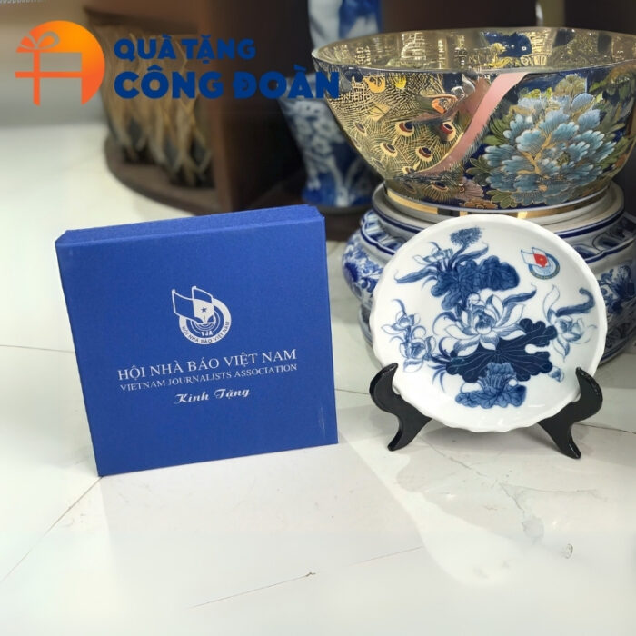 Hình ảnh chi tiết đĩa biểu trưng in logo kèm hộp quà màu xanh