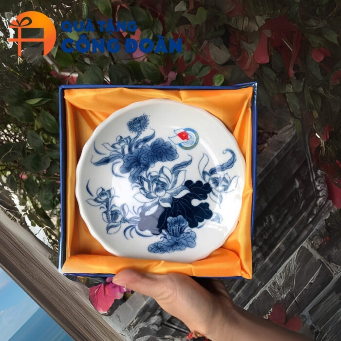 Sản phẩm được đặt trong hộp xi lót lụa cao cấp