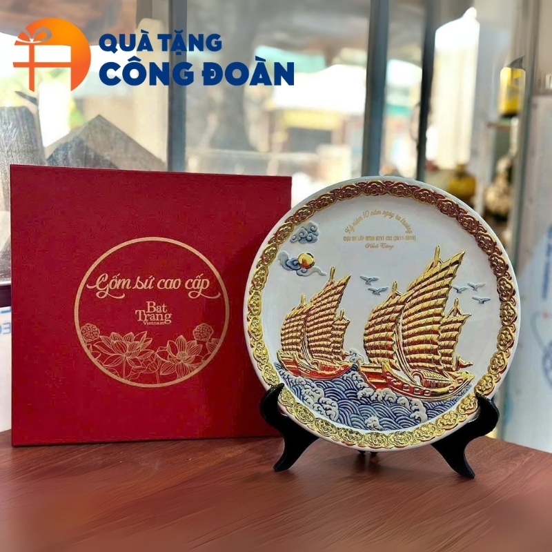 Đĩa biểu trưng quà tặng in logo được đặt trong hộp xi lót lụa cao cấp