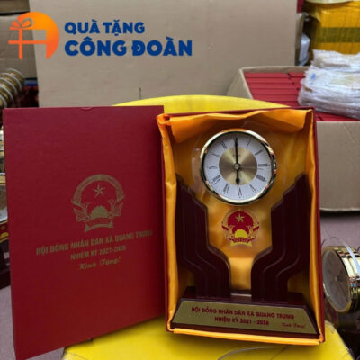 Sản phẩm được đặt trong hộp xi lót lụa cao cấp
