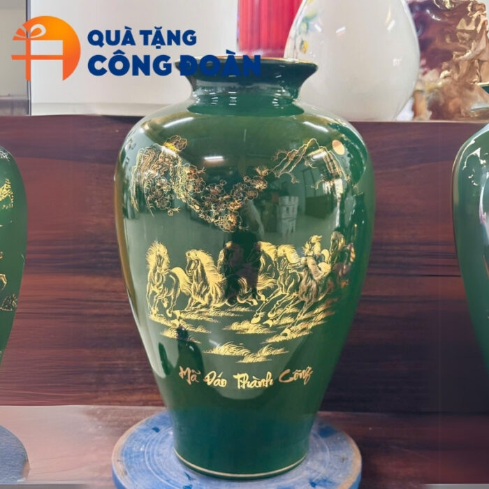 Họa tiết mã đáo thành công vẽ tay tinh xảo trên bình hoa
