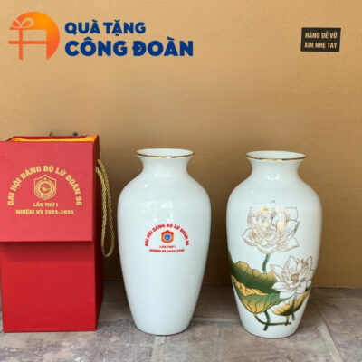 Chi tiết lọ hoa in 2 mặt tinh tế kèm hộp quà xi màu đỏ cao cấp
