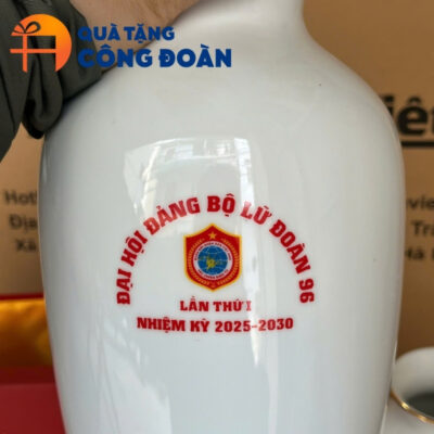Logo, thông điệp được in rõ nét trên mặt còn lại của bình