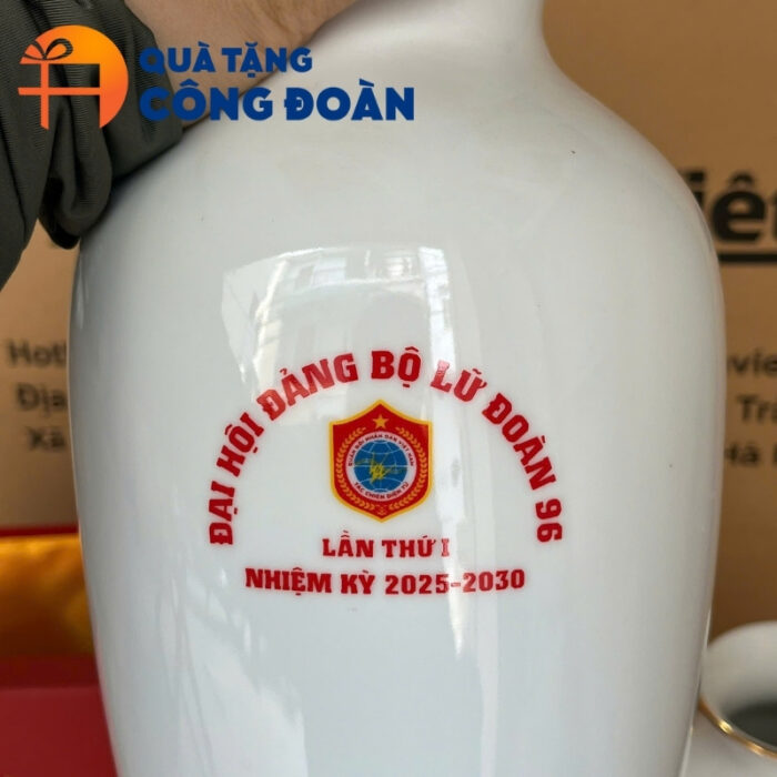Logo, thông điệp được in rõ nét trên mặt còn lại của bình