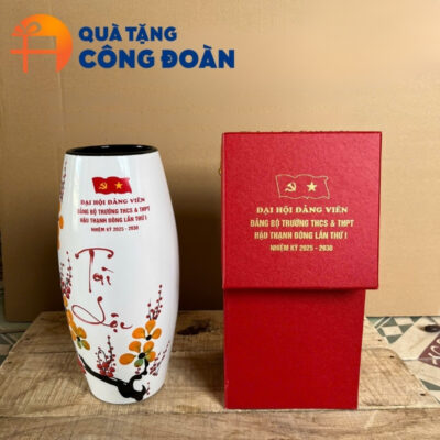 Chi tiết logo in decal rõ nét trên thân bình kèm hộp quà lót lụa cao cấp