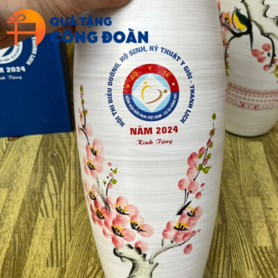 Cận cảnh họa tiết hoa đào vẽ tay và logo in decal rõ nét trên bề mặt men xước