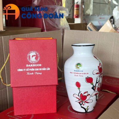 Lọ hoa in logo được đựng trong hộp quà lót lụa có quai xách