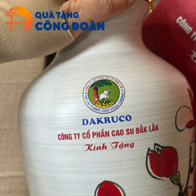 Logo doanh nghiệp in decal rõ nét trên mặt bình hoa