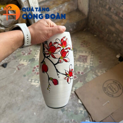 Họa tiết hoa đỏ vẽ tay nổi bật trên thân bình
