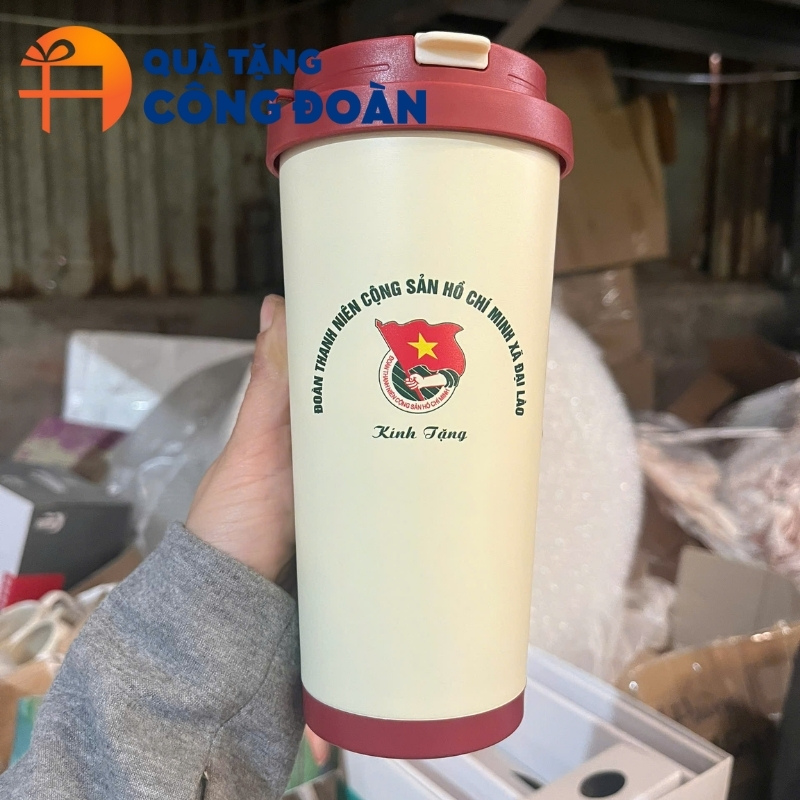 Cận cảnh logo in sắc nét trên ly giữ nhiệt