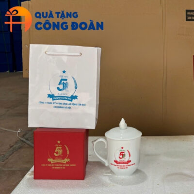 Cốc sứ in logo quà tặng công đoàn đi kèm hợp quà lót lụa màu đỏ