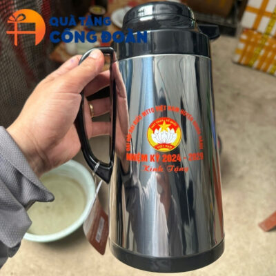 Cận cảnh logo in lưới rõ nét trên thân phích