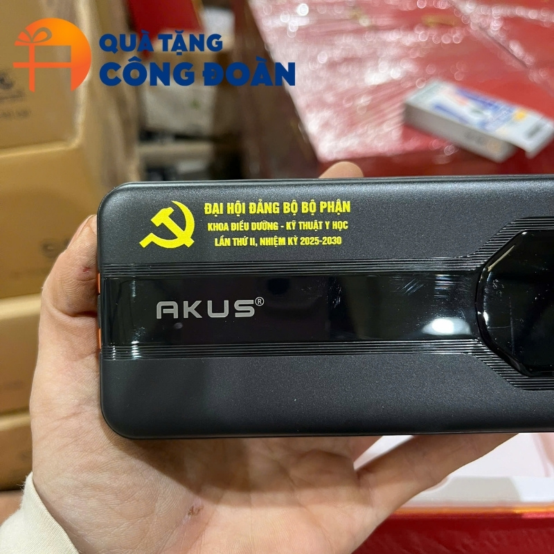 Cận cảnh logo in UV sắc nét trên cục sạc
