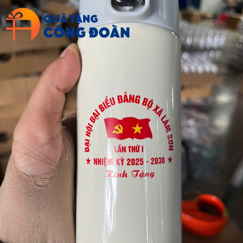 Cận cảnh logo đại hội đại biểu được in nổi bật trên thân bình