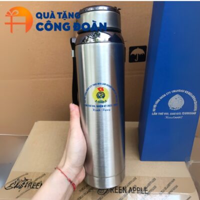 Cận cảnh logo đại hội được in sắc nét trên bình