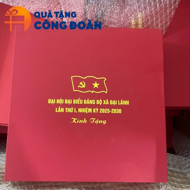 Sản phẩm được được trong hộp quà cao cấp có in logo đại hội
