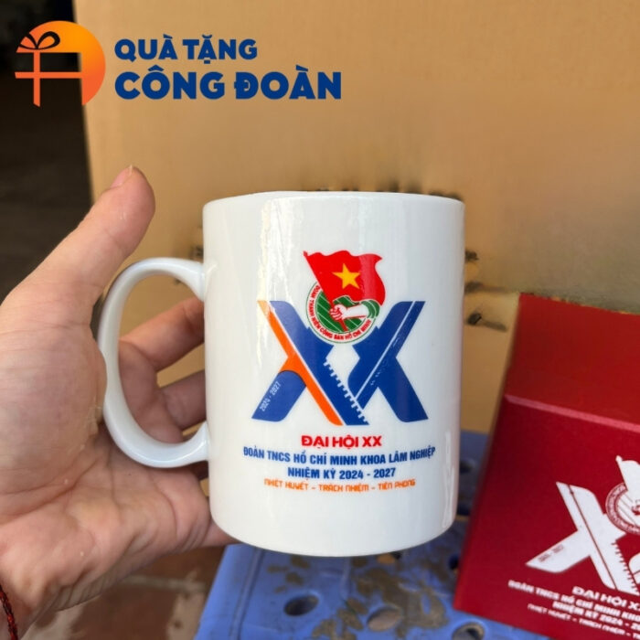 Cận cảnh logo được in decal rõ nét trên sản phẩm