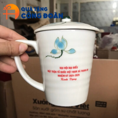 Cận cảnh logo công đoàn được in decal sắc nét trên sản phẩm