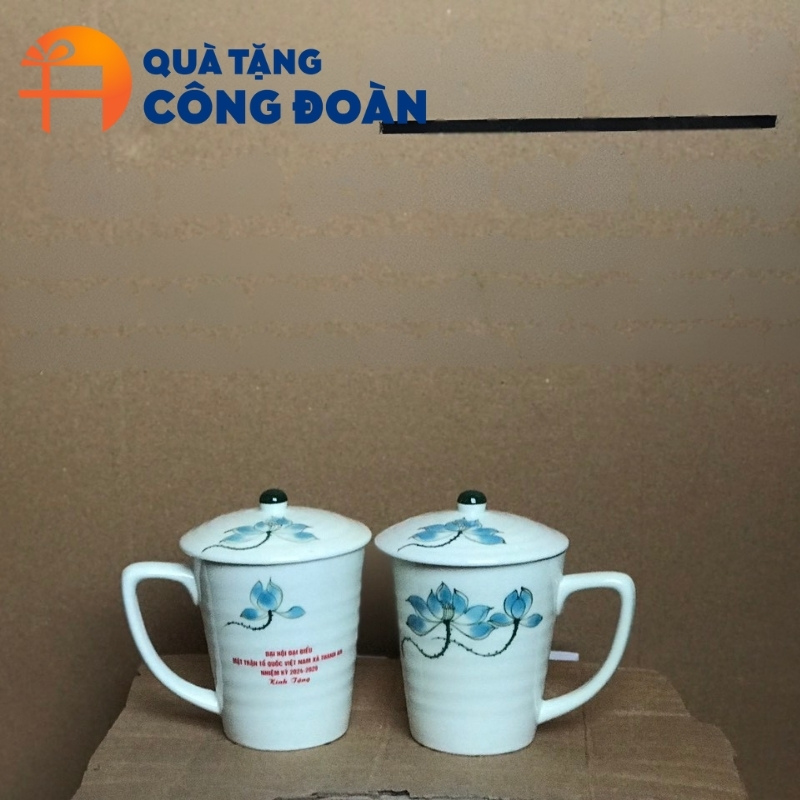 Sản phẩm được in logo và vẽ tay hoa sen xanh tinh tế trên sản phẩm