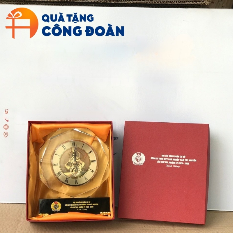 Sản phẩm được đựng trong hộp quà lót lụa sang trọng